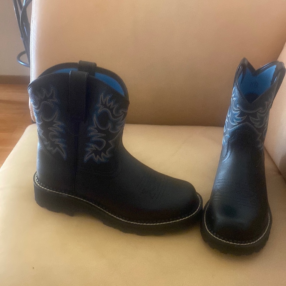 Black size 10 fatbaby cowgirl boots with blue design never worn